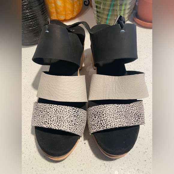 Toms size 10 sandal - Picture 3 of 3